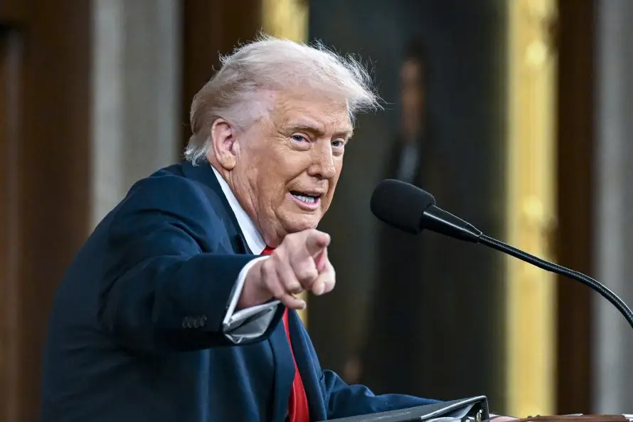 Trump advierte a Irán por supuestos cobros a petroleros en el estrecho de Ormuz