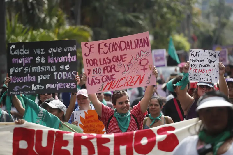 Mujeres marchan para exigir garantía de derechos y alto a la violencia