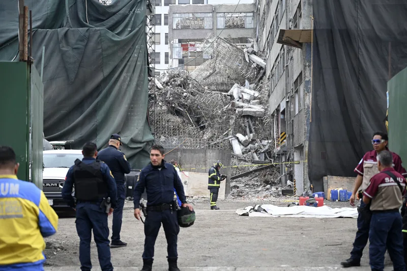 Colapso de edificio en demolición deja un muerto en México