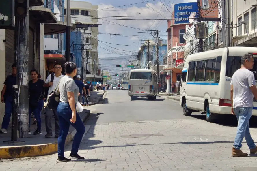 Abren paso por estas calles en el Centro Histórico tras desalojos