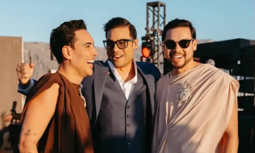 Carlos Rivera aplaca acusaciones de discriminación y ameniza boda gay