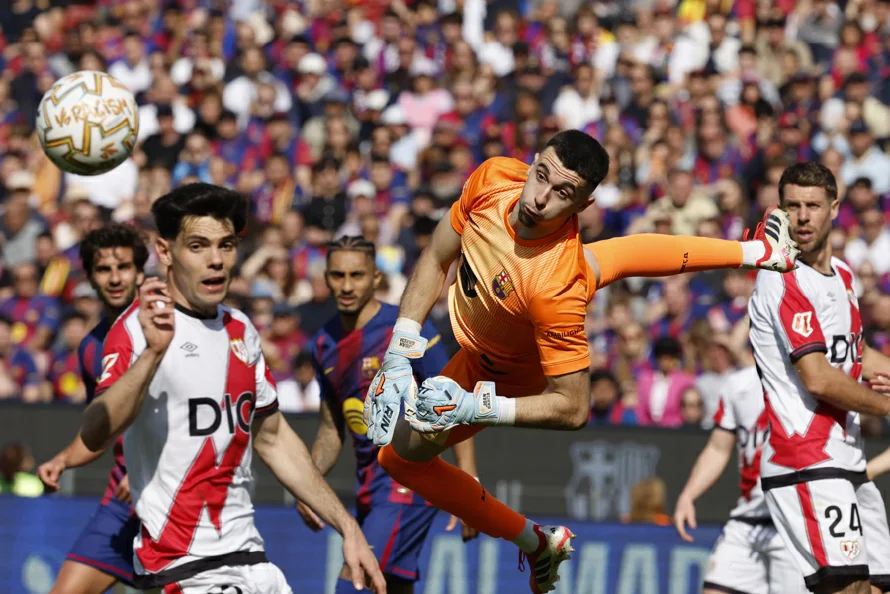 Joan Garcia y un gol de Ronald Araujo salva a un Barcelona que jugó a paso lento