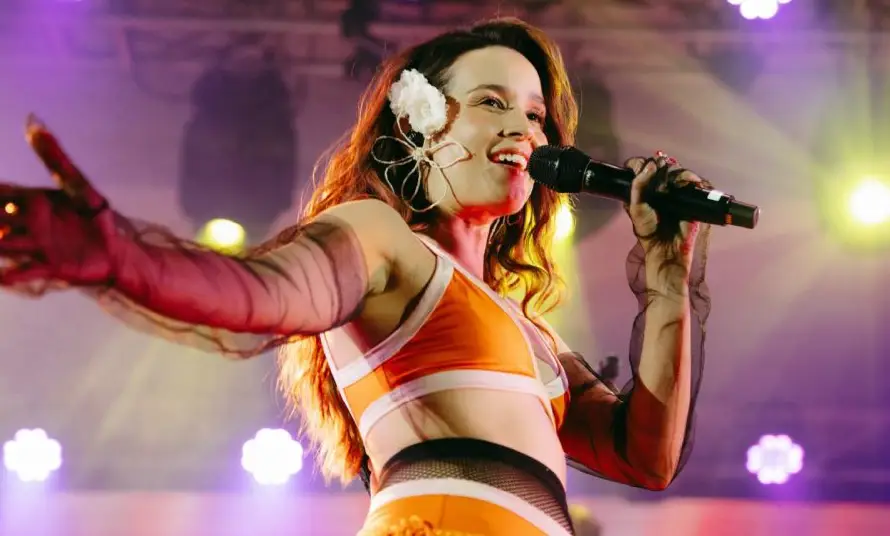 Monsieur Periné y Carlos Vives lanzan "El avión", un tema sobre migración