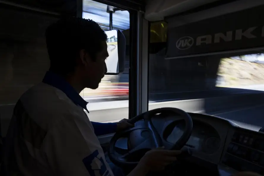 Migrantes salvadoreños ayudan a enfrentar la escasez de conductores de buses en Costa Rica