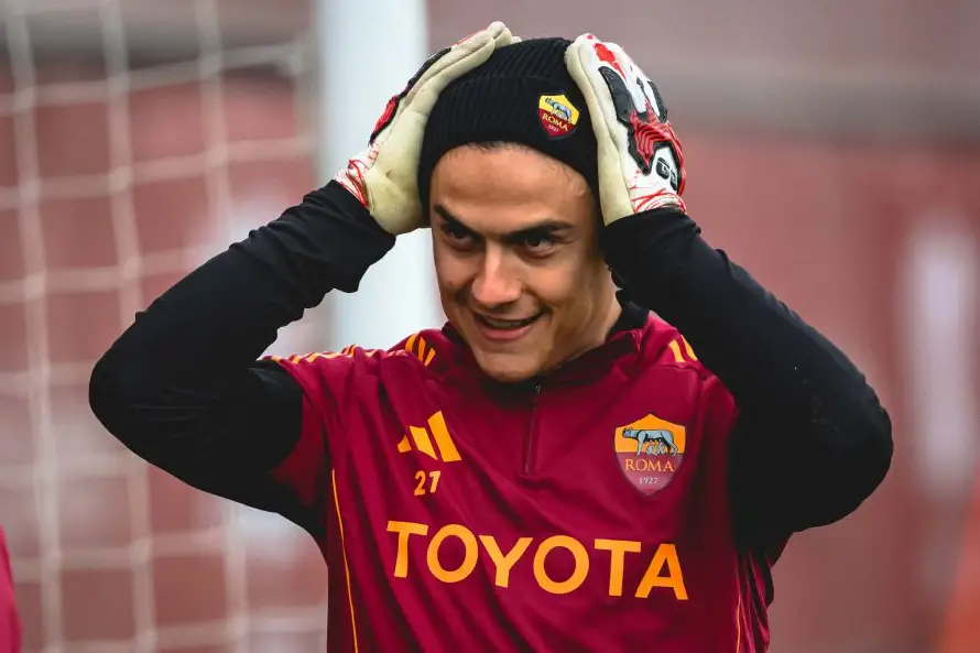 Paulo Dybala, delantero de la Roma, recae de su lesión en la rodilla izquierda