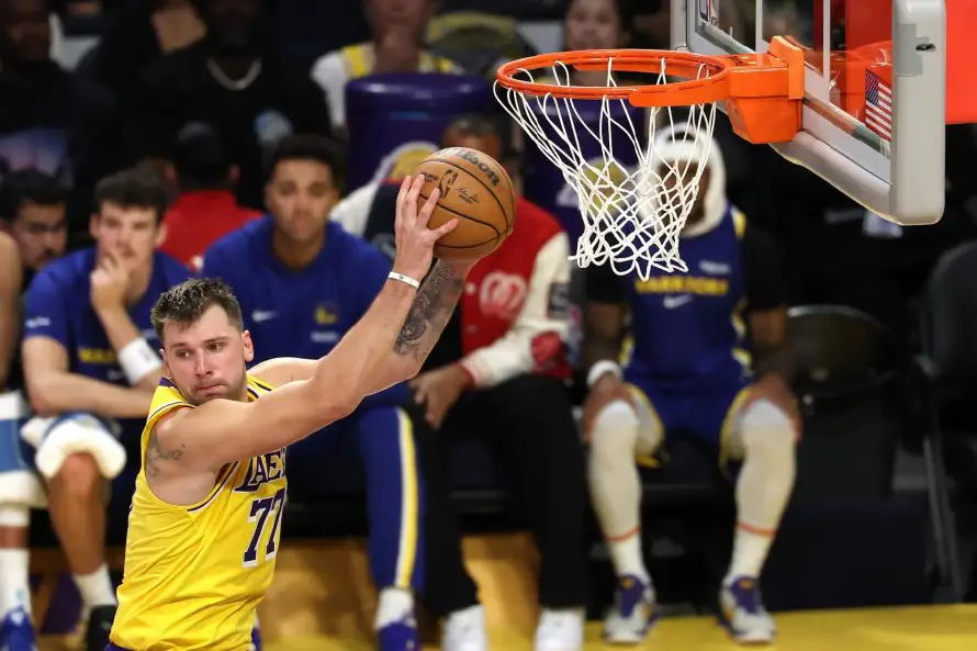 NBA: Luka Doncic lidera triunfo de los Lakers, Spurs resisten y Celtics remontan