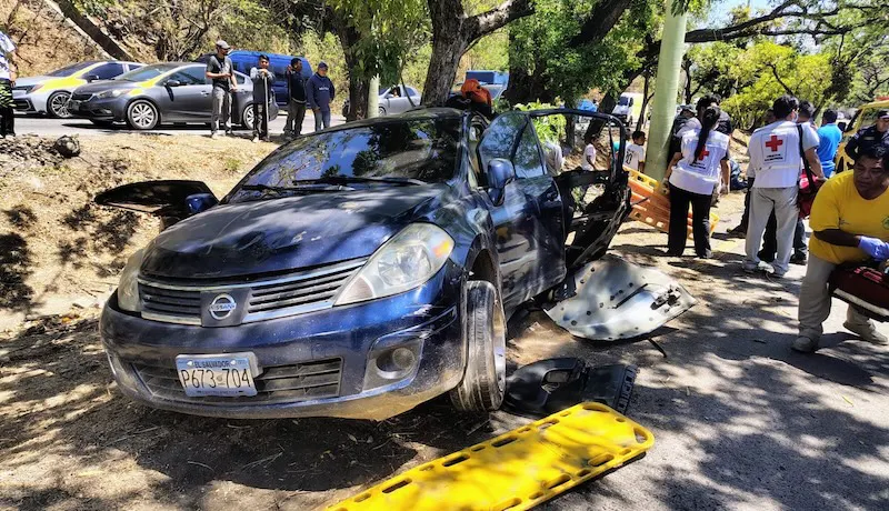 Dos muertos y tres heridos en grave accidente en la carretera a Comalapa