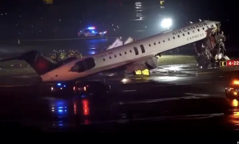 Mueren piloto y copiloto tras chocar avión con camión de bomberos en Nueva York