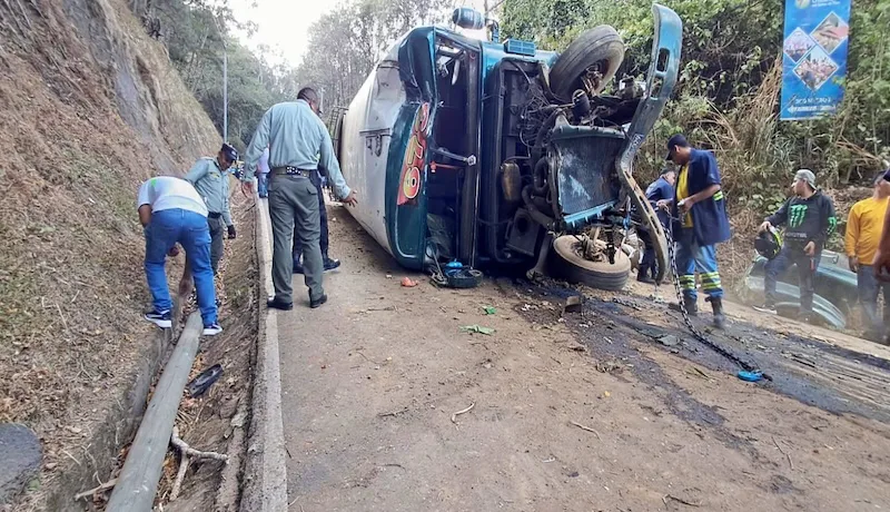 Autobús vuelca tras accidente vial en carretera a Comasagua