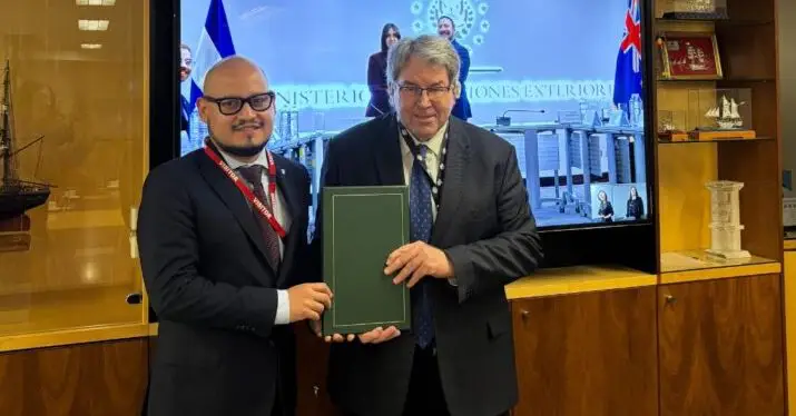 El Salvador y Australia firman acuerdo de códigos compartidos para facilitar vuelos
