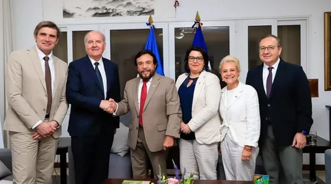 Ulloa se reúne con senadores franceses, abordan cooperación y Tren del Pacífico