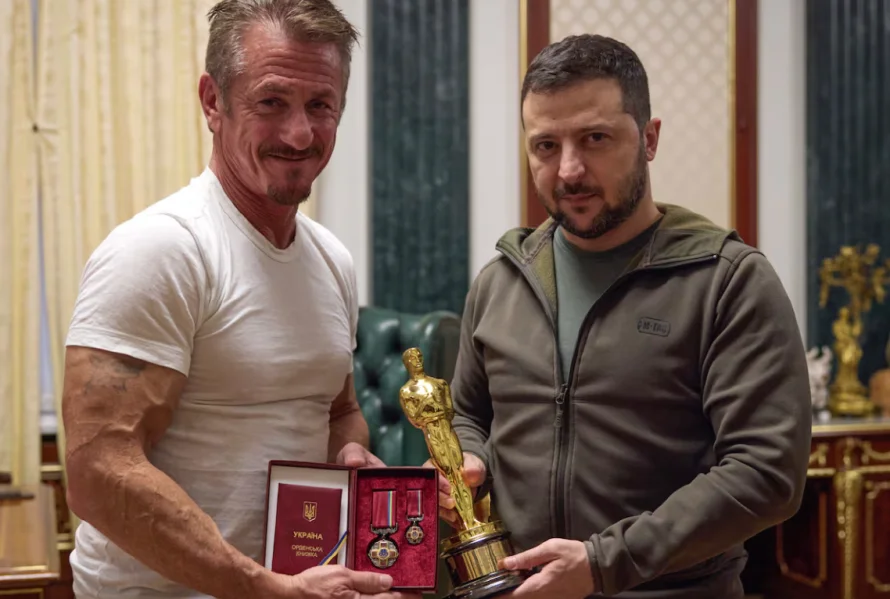 Sean Penn recibe en Ucrania un Oscar simbólico hecho con un vagón de tren dañado por Rusia