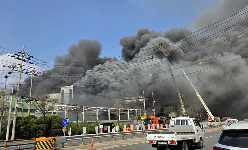 Al menos 14 muertos y cerca de 60 heridos en un incendio en una fábrica en Corea del Sur