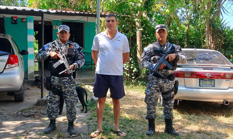 Policía es capturado por disparar contra microbús en disputa vial en San Martín