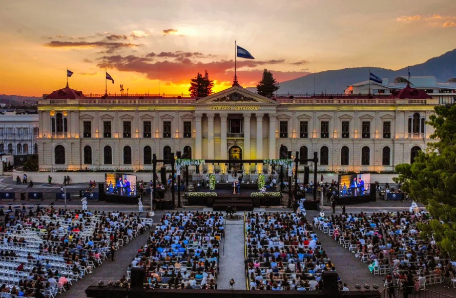 Con orquesta y fuegos artificiales, decenas de parejas contraen matrimonio en bodas colectivas en el Centro Histórico de San Salvador