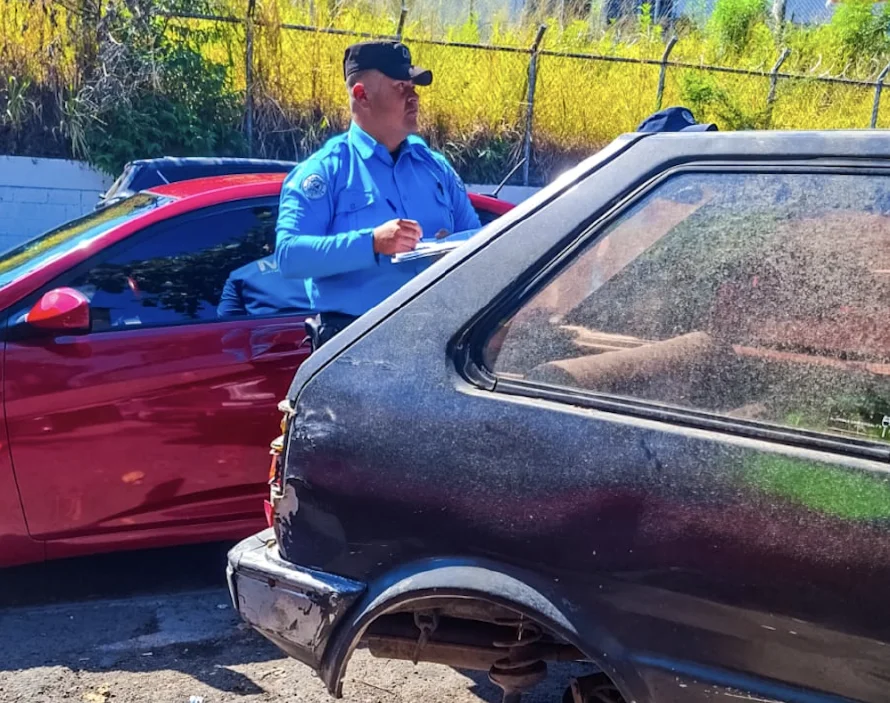 Notifican el retiro de vehículos abandonados en calles de la colonia Santísima Trinidad, Ayutuxtepeque