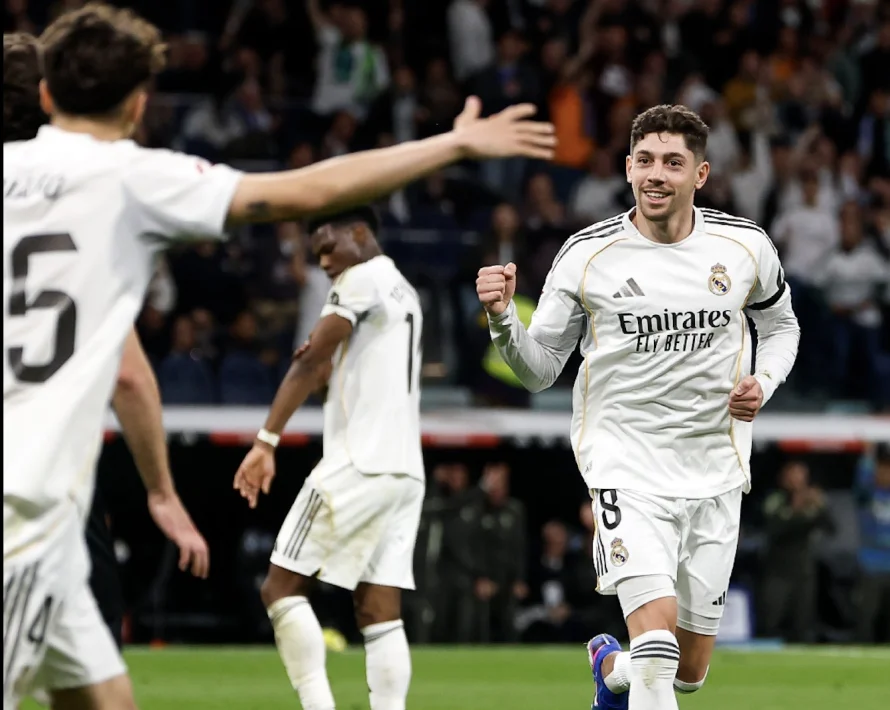 El Real Madrid golea al Elche con la cabeza en el Etihad
