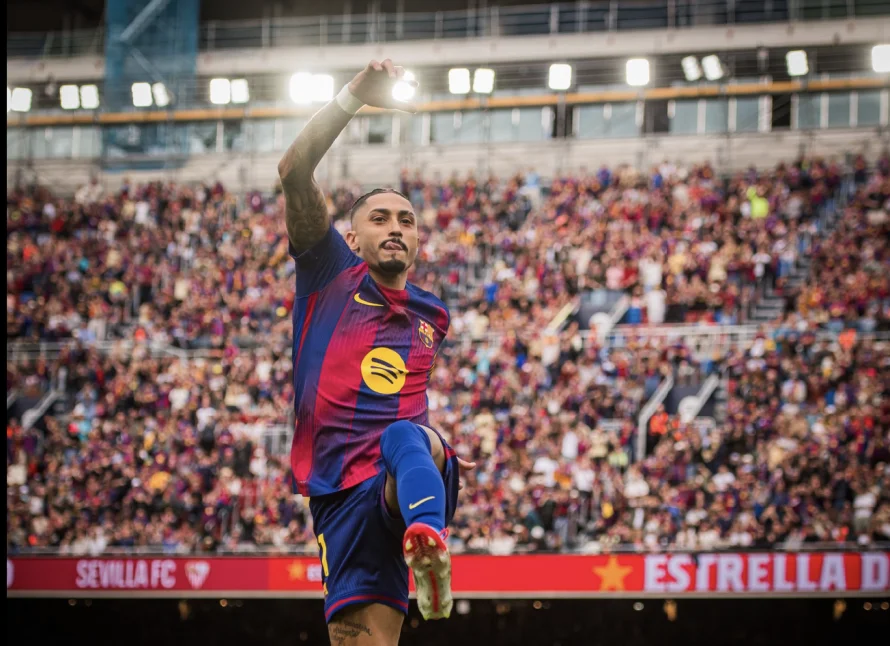 Barcelona golea al Sevilla con triplete de Raphinha