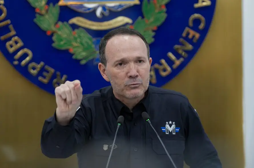 "¡Váyanse al carajo!", le dice el ministro de Seguridad de El Salvador a las ONG críticas