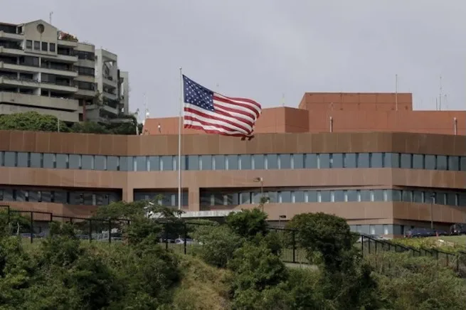 EEUU ondea su bandera en su embajada en Caracas después de siete años