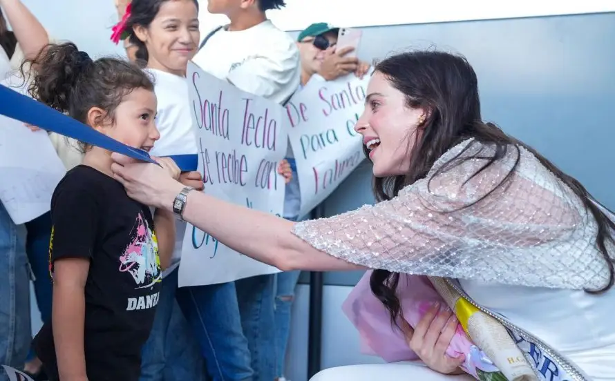Miss Universo Fátima Bosch inicia su travesía social en El Salvador