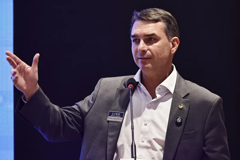 Flávio Bolsonaro supera a Lula en sondeo para elecciones brasileñas