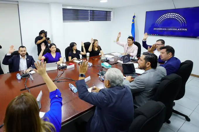 Incorporan $580,849 de préstamo del BCIE para escritorios, sillas y mesas de Fiscalía
