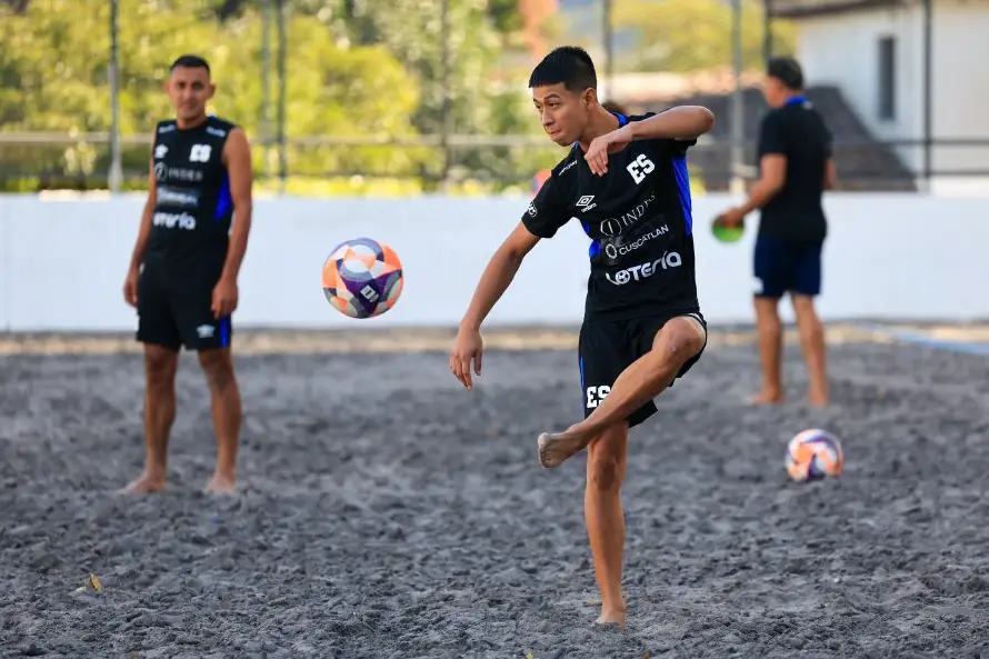El técnico Rudis Gallo presenta convocatoria de la Selecta de Playa para el torneo Beach Soccer Cup 2026