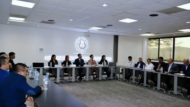 Cancillería salvadoreña recibe a representantes empresariales de México