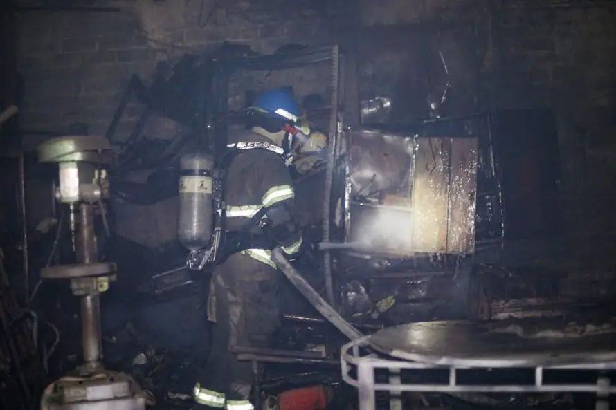 Incendio consume taller en colonia Monpegón, San Salvador