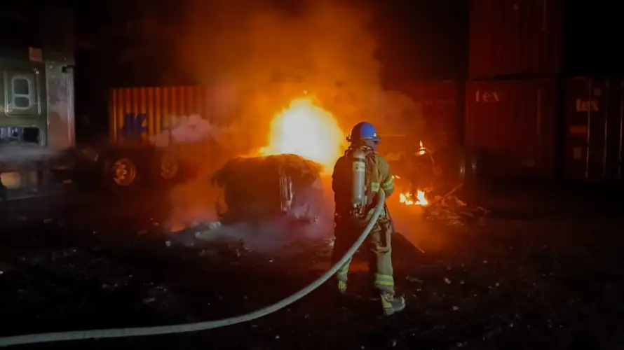 Bomberos atienden incendio en un vehículo y dos en maleza seca en las últimas horas