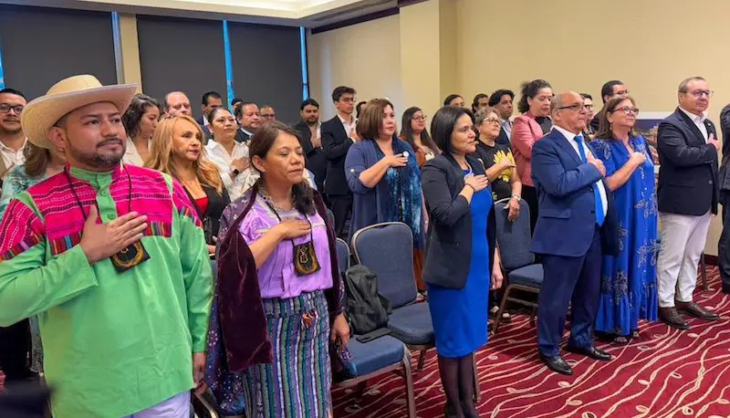 Ulloa se reúne con salvadoreños residentes en Chile y les insta a compartir vivencia sobre El Salvador