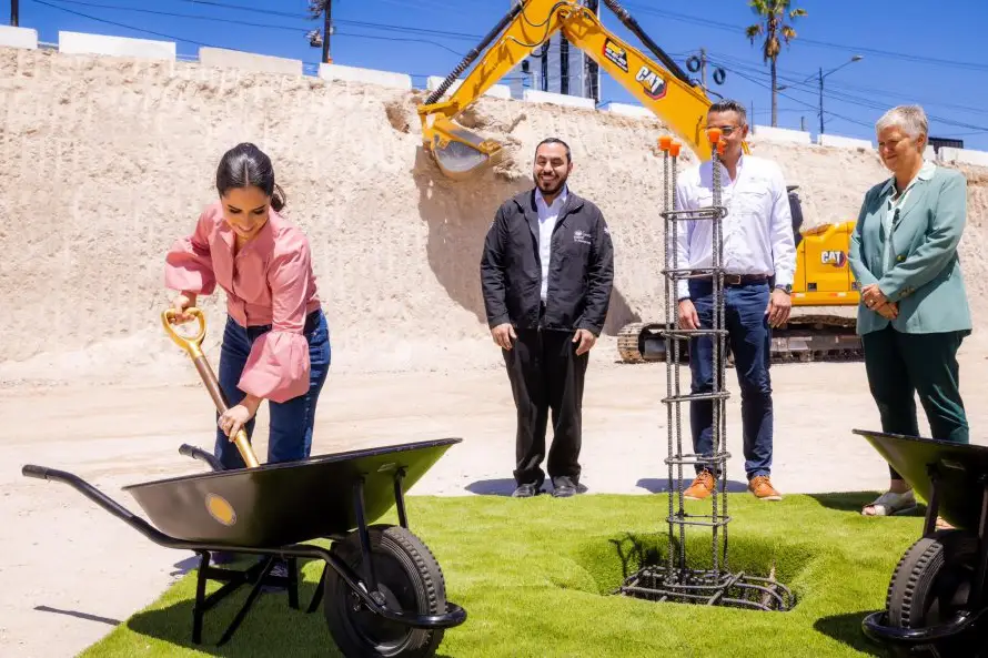 Primera dama coloca la primera piedra para la construcción del Centro de Maternidad “El Nido”