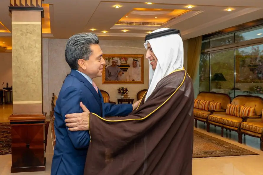 Embajador de El Salvador se reúne con gobernante árabe y diplomáticos de Costa Rica y Guatemala