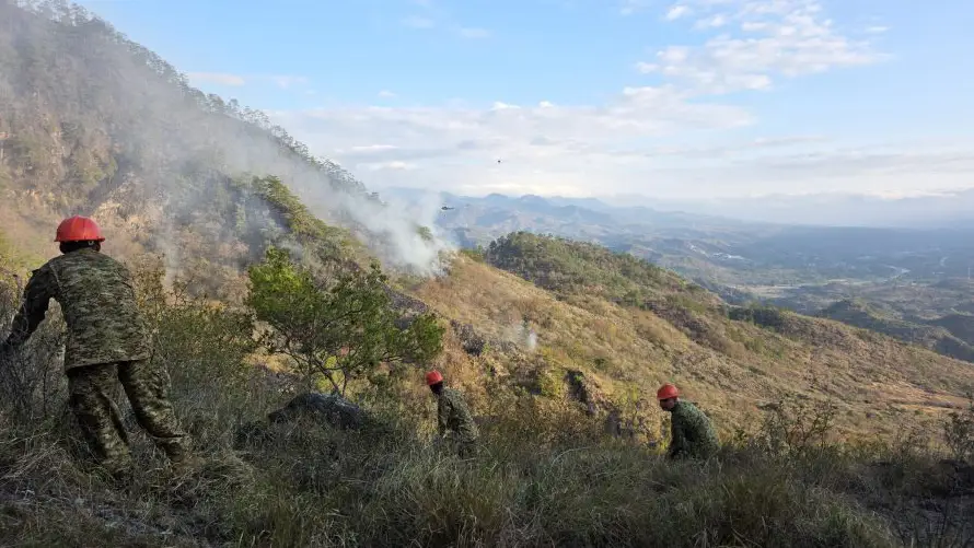 Atienden incendio forestal en cerro Chuntrún en Chalatenango con descargas aéreas de agua 