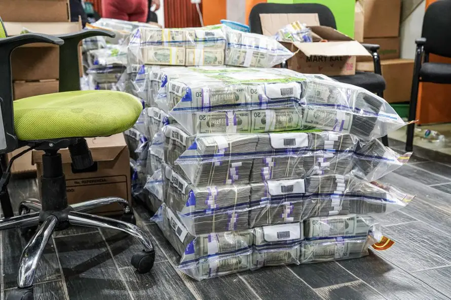 Fiscalía encontró $7 millones en efectivo en "guardarropa" de propietario de Credicash
