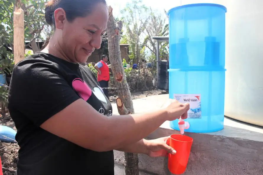 Embajada de Canadá y Visión Mundial inauguran proyecto de cosecha de agua lluvia para mujeres en Ahuachapán