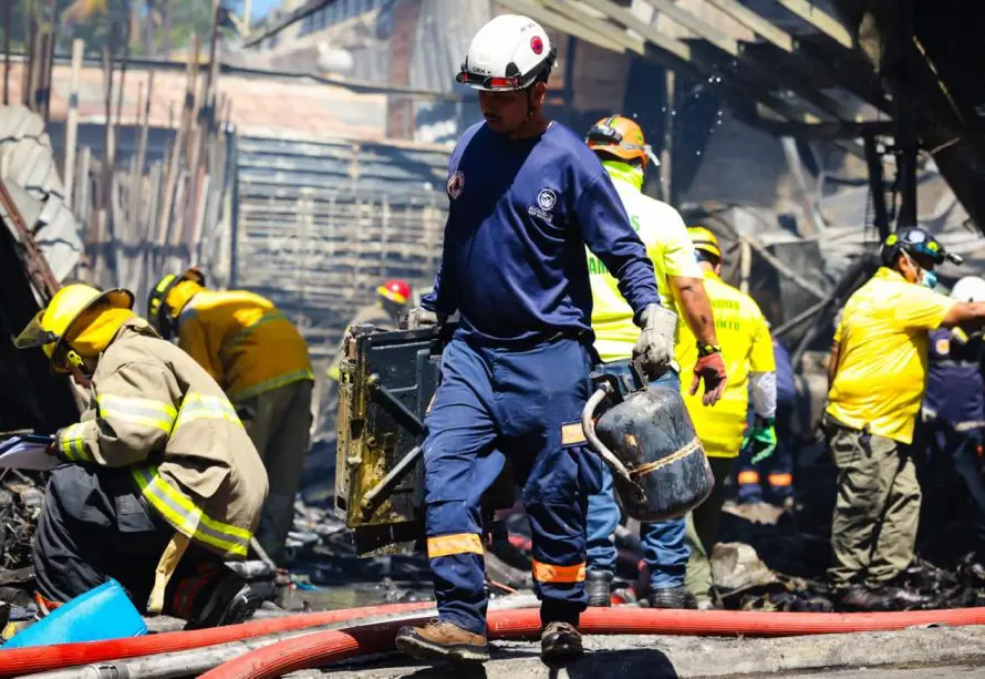Un hombre y su hijo mueren en incendio de chatarrera en el barrio Lourdes