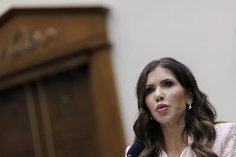 Trump destituye a la Secretaria de Seguridad Nacional, Kristi Noem