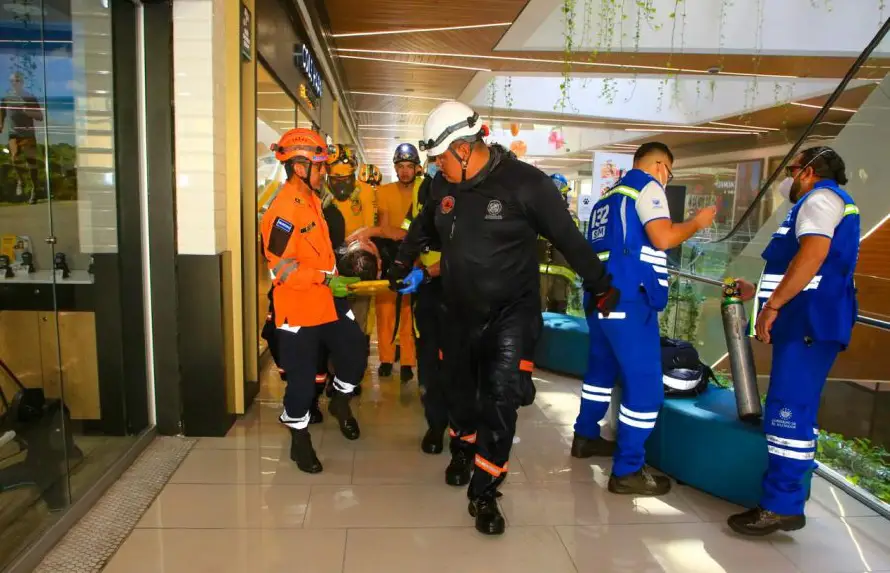 Confirman un muerto tras incendio de centro comercial Bambú en San Benito