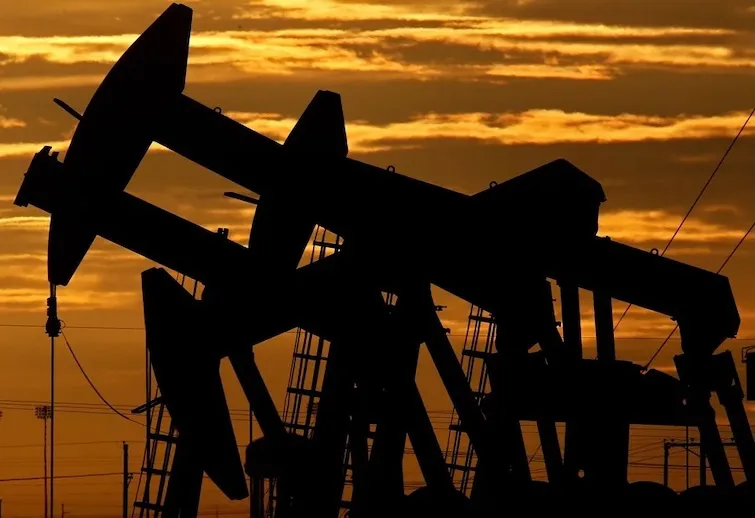 El petróleo de Texas sube un 4 %, hasta $105.42 dólares por crisis en Irán