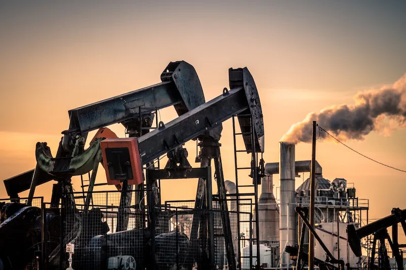 Petróleo cae más de 10 % tras anuncio de pausa militar de Trump