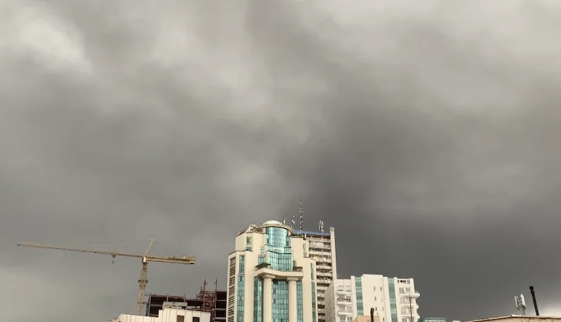 Bombardeos sobre Teherán dejan nubes tóxicas y escasez de gasolina