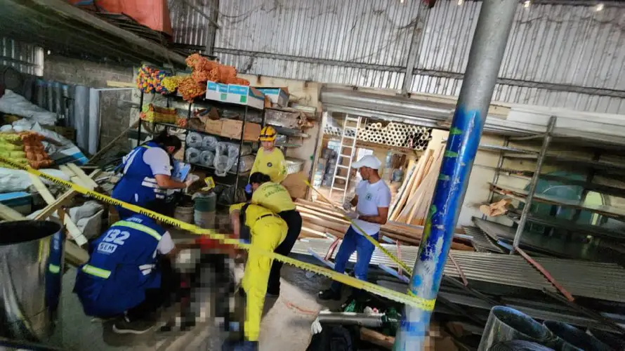 Un hombre muere al caerle material de construcción en una ferretería