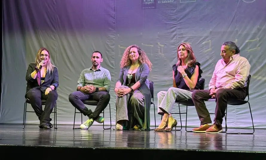 Pamela Robin y su elenco presentaron el cortometraje "Todas" en El Salvador