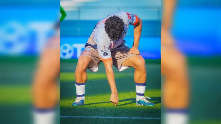 Fernando Clavel, jugador de Fuerte San Francisco, celebra su gol al estilo del anime One Piece