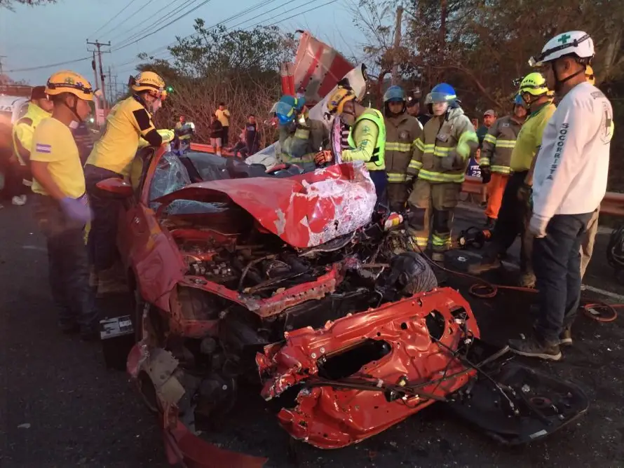 Fallece conductor de vehículo que chocó contra autobús en la Troncal del Norte