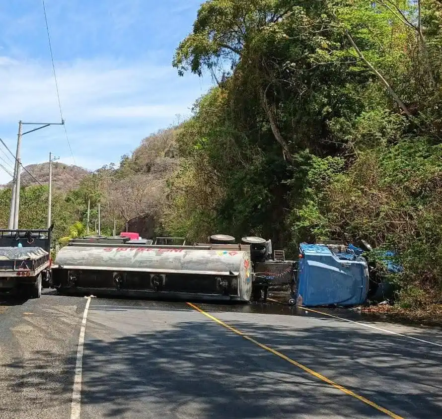 Una cisterna volcó cerca del túnel 5 de la carretera Litoral
