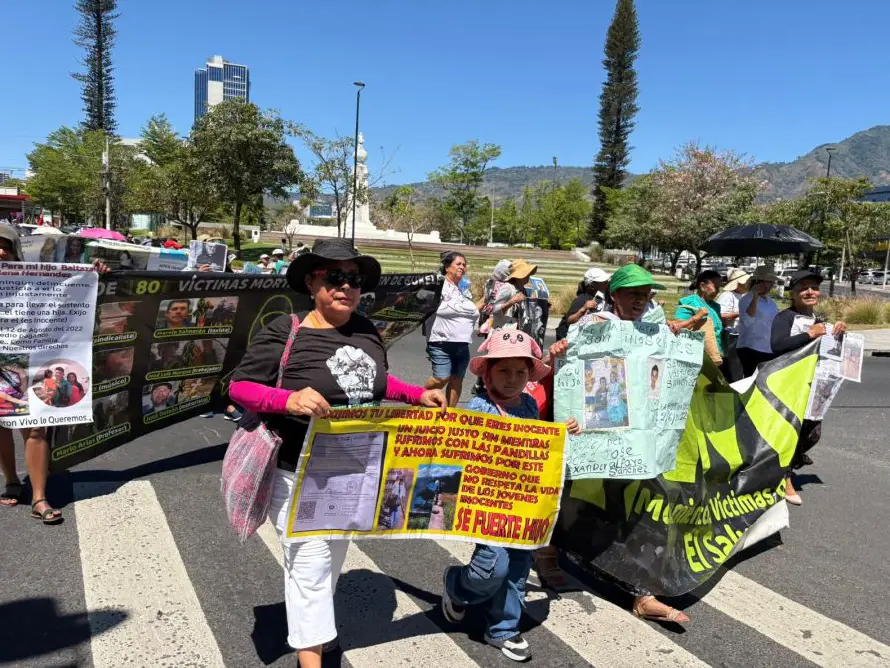 Organizaciones marchan en vía crucis al Centro Histórico y piden libertad para inocentes