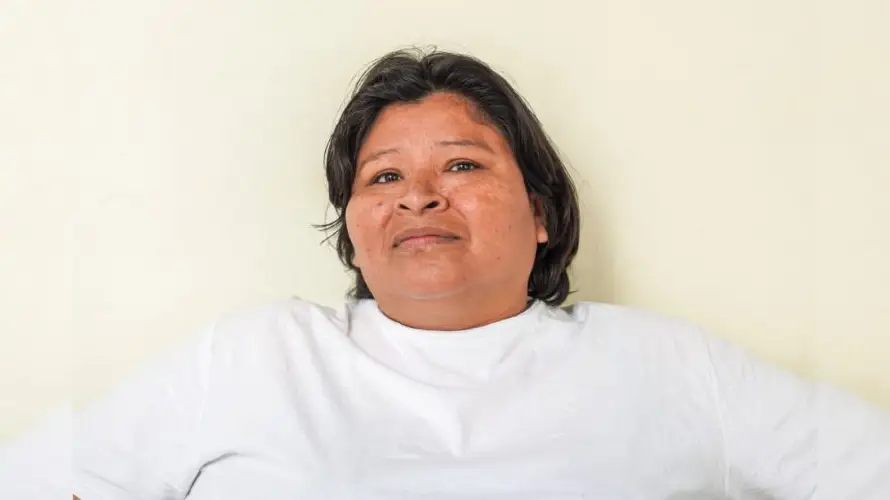 Envían a prisión a mujer acusada de intentar matar a un hombre por robarle el celular en San Salvador